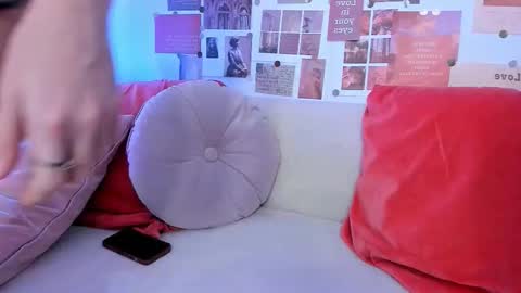 Snapshot of mia_mintz chatting on 11.15.25 Mia online show from 11.15.25