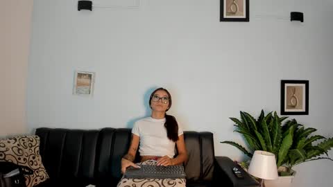 mia_petite72 online show from 11.16.25