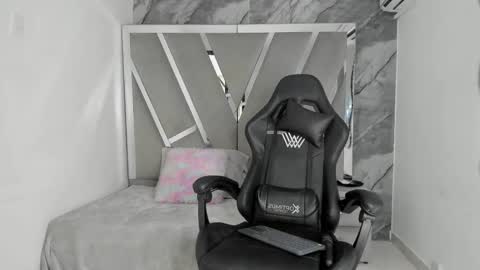 mia_petiteht online show from 04.07.26