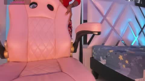 Snapshot of mia_royal chatting on 12.04.25 mia_royal online show from 12.04.25