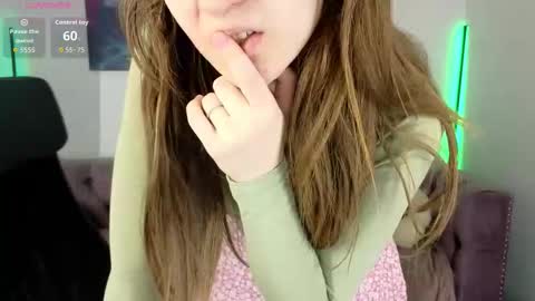 Snapshot of mia_weawer chatting on 02.25.26 Mia online show from 02.25.26