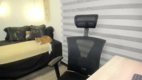 Snapshot of mia_xgray chatting on 10.17.25 Mia   online show from 10.17.25