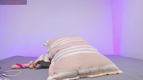 MIA INDEPENDENT MODEL  online show from 01.10.26