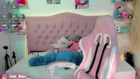 Snapshot of miaa_foxx_ chatting on 11.13.25 Mia online show from 11.13.25