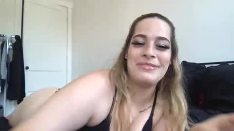 Mia Moji online show from 05.10.26