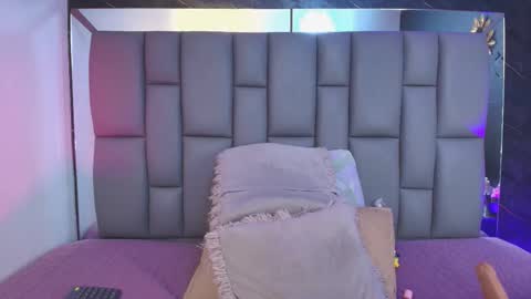 Mia online show from 09.22.25