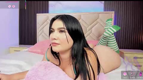 Snapshot of miaafarrel chatting on 12.19.25 Miaa Farrel online show from 12.19.25