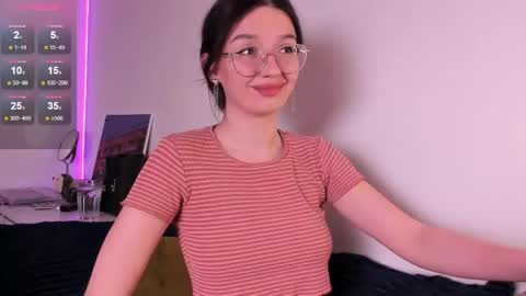 Snapshot of miabellee_ chatting on 04.29.26 mia online show from 04.29.26