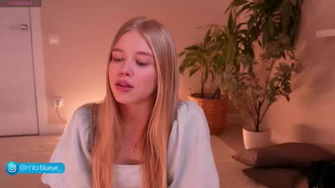 Snapshot of miablueye chatting on 11.20.25 miablueye online show from 11.20.25