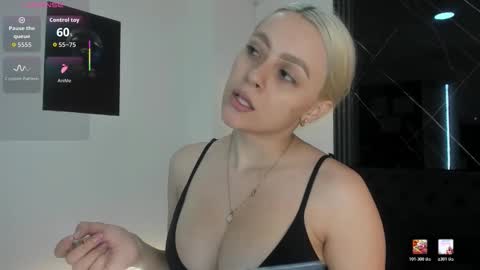 Snapshot of miacarperrlux chatting on 02.11.26 MiaCarper online show from 02.11.26