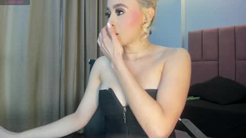 Snapshot of miacarperrlux chatting on 05.11.26 MiaCarper online show from 05.11.26