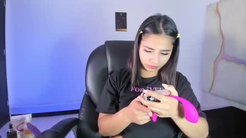 Snapshot of miahsex69 chatting on 10.30.25 miahsex69 online show from 10.30.25