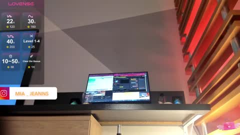 Snapshot of miajeans chatting on 01.24.25 Mia online show from 01.24.25