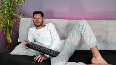 Mia online show from 11.23.25