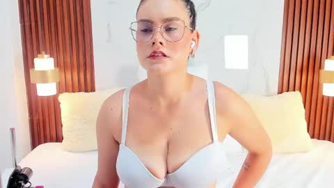 Mia  online show from 05.28.26