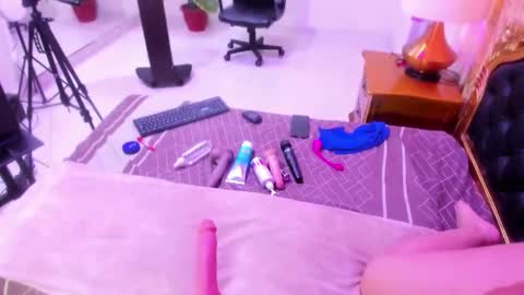 Mia online show from 10.17.25