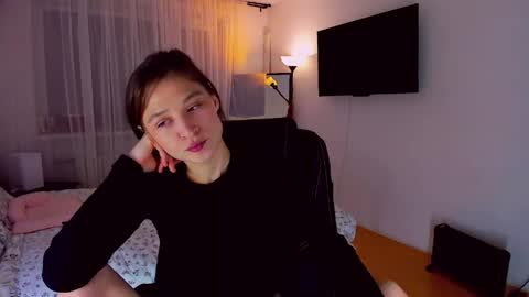 Mia online show from 04.14.26