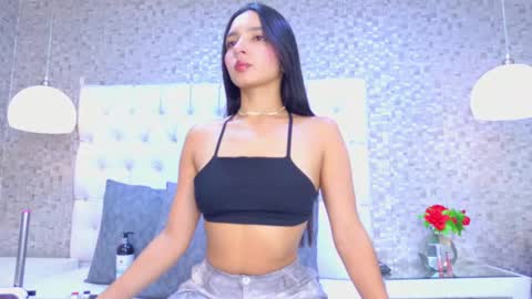 Mia Sweetth online show from 11.18.25