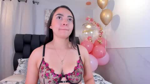 Snapshot of miavelvet1 chatting on 12.01.25 miavelvet1 online show from 12.01.25