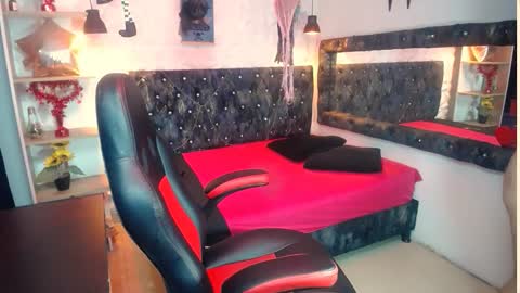 Snapshot of miavelvet_dl chatting on 10.06.25 mia online show from 10.06.25