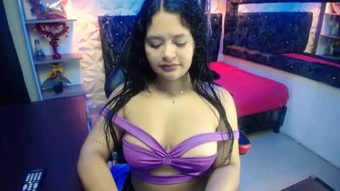 Snapshot of miavelvet_dl chatting on 10.09.25 mia online show from 10.09.25