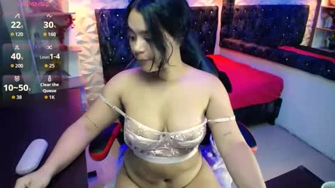 Snapshot of miavelvet_dl chatting on 10.15.25 mia online show from 10.15.25