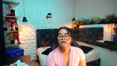 Snapshot of miavelvet_dl chatting on 12.05.25 mia online show from 12.05.25