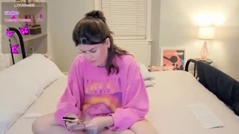 Snapshot of miawallace__ chatting on 10.23.25 Mia online show from 10.23.25