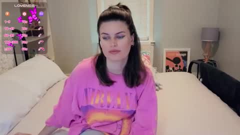 Snapshot of miawallace__ chatting on 10.24.25 Mia online show from 10.24.25