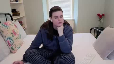 Snapshot of miawallace__ chatting on 02.27.26 Mia online show from 02.27.26