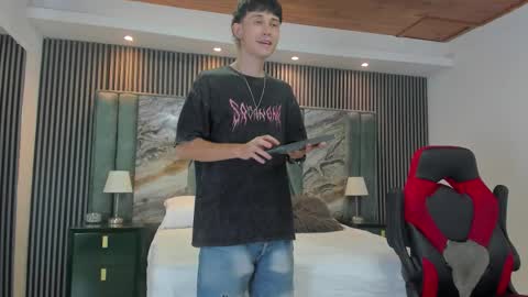 Snapshot of michaeel_blue chatting on 10.09.25 Michael online show from 10.09.25