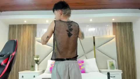 Snapshot of michaeel_blue chatting on 10.10.25 Michael online show from 10.10.25