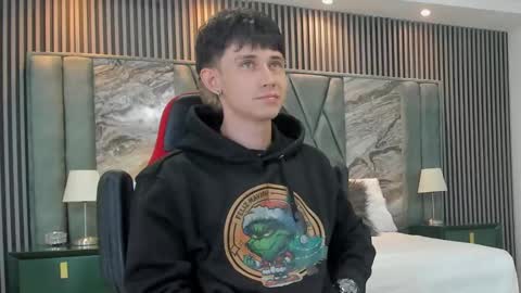 Snapshot of michaeel_blue chatting on 10.12.25 Michael online show from 10.12.25