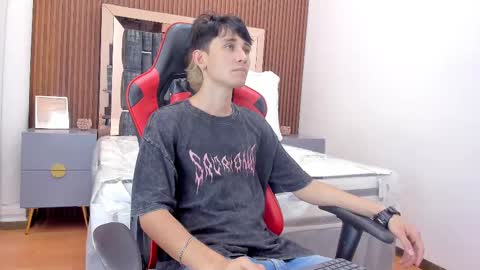 Snapshot of michaeel_blue chatting on 11.01.25 Michael online show from 11.01.25