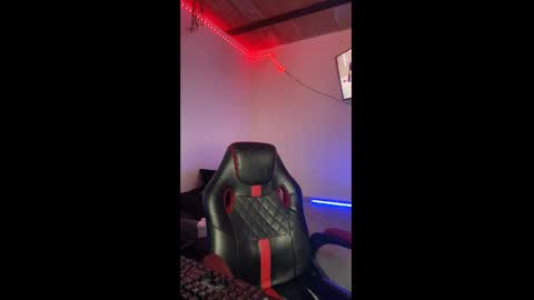 michael independent model  online show from 02.23.25