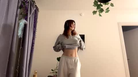 Snapshot of michelinacaneza chatting on 12.21.25 Mary online show from 12.21.25