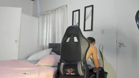 Snapshot of miguel_hz chatting on 01.22.25 Miguel Hernandez online show from 01.22.25