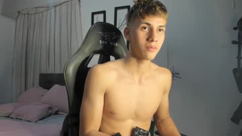 Snapshot of miguel_hz chatting on 01.23.25 Miguel Hernandez online show from 01.23.25