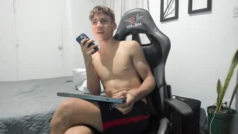 Snapshot of miguel_hz chatting on 02.09.25 Miguel Hernandez online show from 02.09.25