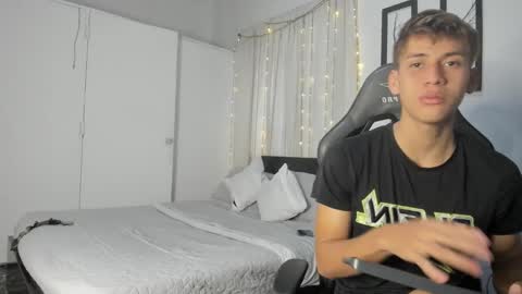 Snapshot of miguel_hz chatting on 02.11.25 Miguel Hernandez online show from 02.11.25