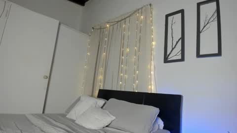 Snapshot of miguel_hz chatting on 02.12.25 Miguel Hernandez online show from 02.12.25