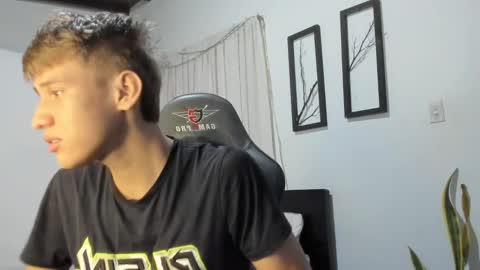 Snapshot of miguel_hz chatting on 02.15.25 Miguel Hernandez online show from 02.15.25