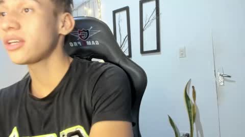 Snapshot of miguel_hz chatting on 02.16.25 Miguel Hernandez online show from 02.16.25