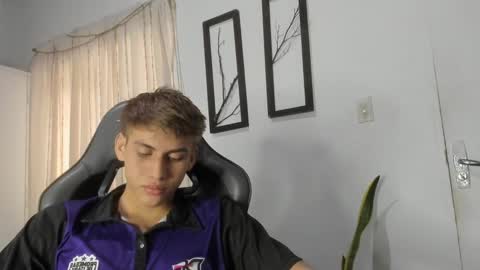 Snapshot of miguel_hz chatting on 02.20.25 Miguel Hernandez online show from 02.20.25