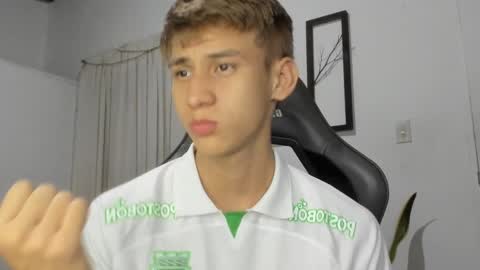 Snapshot of miguel_hz chatting on 02.21.25 Miguel Hernandez online show from 02.21.25