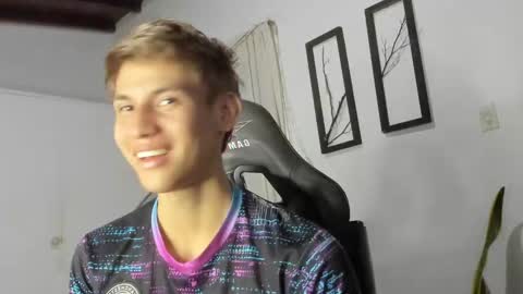 Snapshot of miguel_hz chatting on 02.25.25 Miguel Hernandez online show from 02.25.25