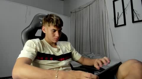 Snapshot of miguel_hz chatting on 03.08.25 Miguel Hernandez online show from 03.08.25