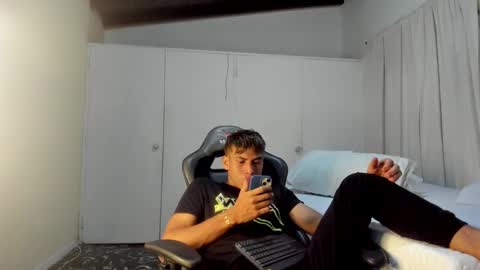 Snapshot of miguel_hz chatting on 03.11.25 Miguel Hernandez online show from 03.11.25