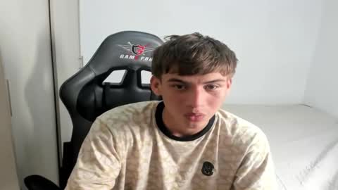 Snapshot of miguel_hz chatting on 09.22.25 Miguel Hernandez online show from 09.22.25