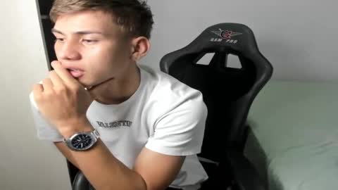 Snapshot of miguel_hz chatting on 10.08.25 Miguel Hernandez online show from 10.08.25